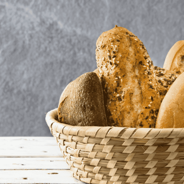 εικόνα με καλάθι που έχει διάφορα ήδη ψωμιών