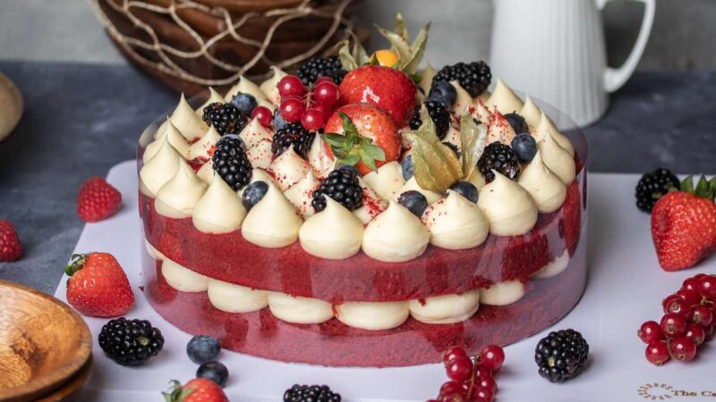 Τούρα red velvet με φρούτα του δάσους