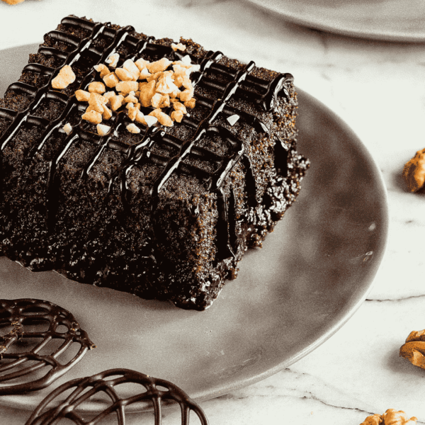 εικόνα με σοκολατόπιτα και ξηρούς καρπούς