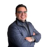 Φωτογραφία σε λευκό φόντο του Ιωάννη Μασσαρά